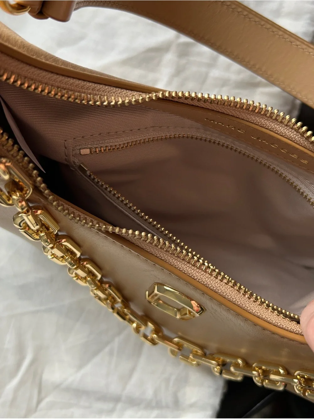 Marc Jacobs Tan Leather Shoulder Bag with Gold Chain - Picture 13 of 13